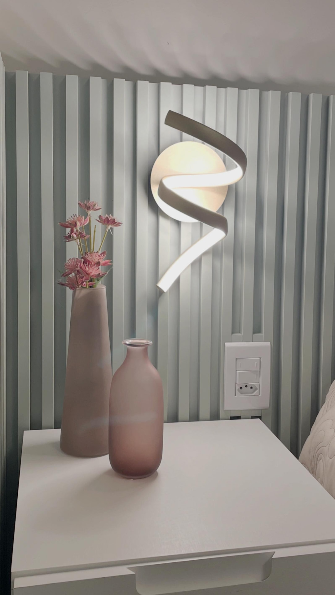 Lavabo em tons neutros — projeto da Inova Arquitetura